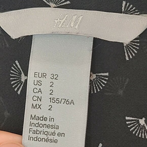 H&M Blouse Size 2 Womens Black Fan Print Chiffon Hidden Button Front Casual Work - Picture 11 of 12